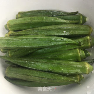 鸡蛋炒秋葵的做法步骤：1