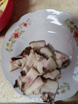 腊肉炒白菜的做法步骤：1