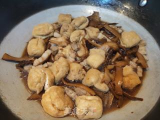烟笋豆泡焖五花肉的做法步骤：10
