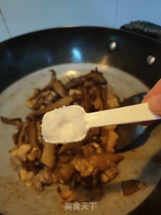烟笋豆泡焖五花肉的做法步骤：6