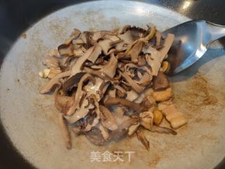 烟笋豆泡焖五花肉的做法步骤：5