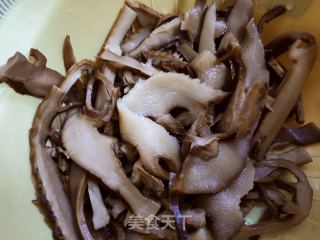 烟笋豆泡焖五花肉的做法步骤：2