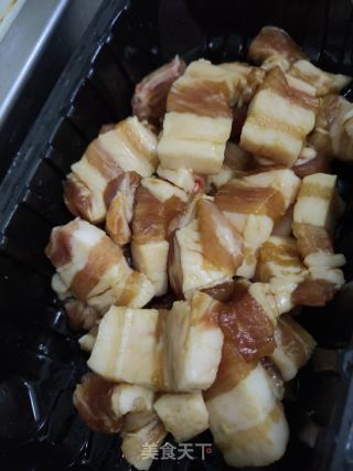 烟笋豆泡焖五花肉的做法步骤：1