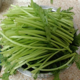 蒜末炒茼蒿的做法步骤：1