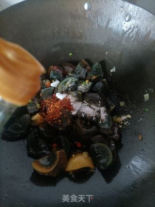 小炒松花蛋的做法步骤：11