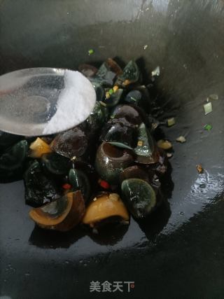 小炒松花蛋的做法步骤：7