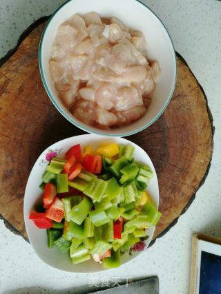 彩椒炒鸡丁的做法步骤：2