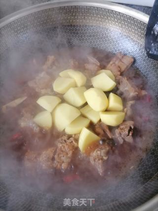 土豆烧排骨的做法步骤：9