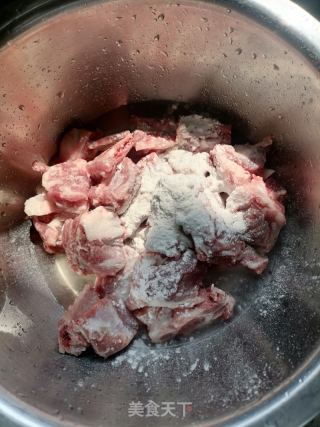土豆烧排骨的做法步骤：2