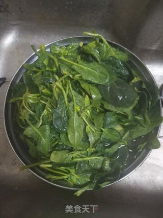 蒜香菠菜的做法步骤：1