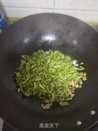 腊肉炒蒜毫的做法步骤：4