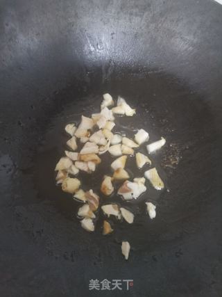 腊肉炒蒜毫的做法步骤：3