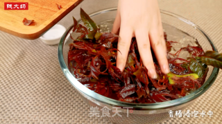香椿炒蛋的做法步骤：1