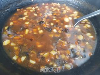 红萝卜木耳肉丁炸酱面的做法步骤：5