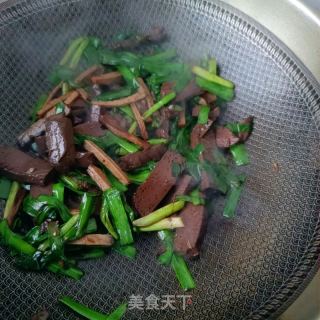 韭菜鹅肉炒猪血的做法步骤：16