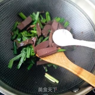 韭菜鹅肉炒猪血的做法步骤：15