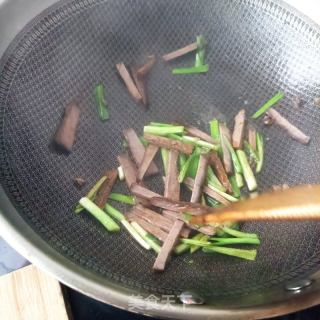 韭菜鹅肉炒猪血的做法步骤：12