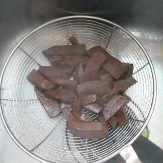 韭菜鹅肉炒猪血的做法步骤：9
