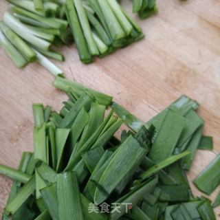 韭菜鹅肉炒猪血的做法步骤：2