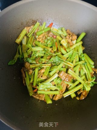 家常版牛肉炒芹菜的做法步骤：5