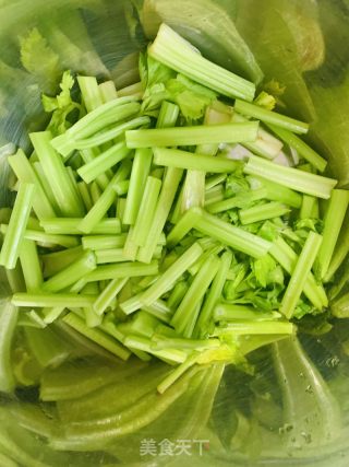 家常版牛肉炒芹菜的做法步骤：3