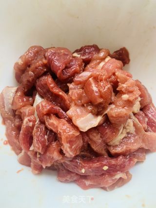 家常版牛肉炒芹菜的做法步骤：2