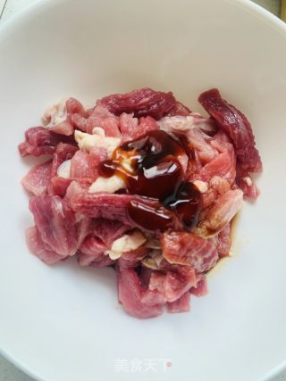 家常版牛肉炒芹菜的做法步骤：1