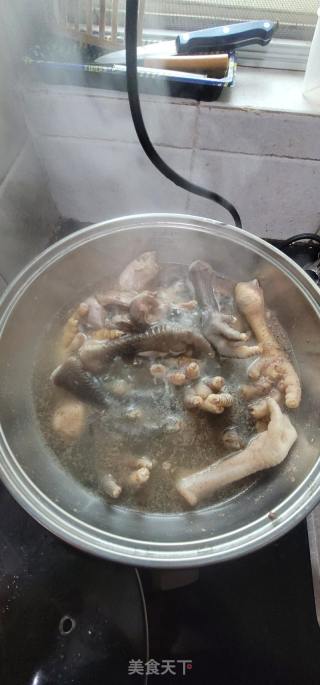 酱香卤鸡脚的做法步骤：1
