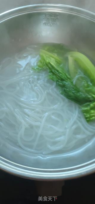 榨菜瘦肉汤米粉的做法步骤：3