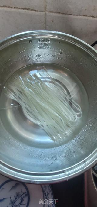 榨菜瘦肉汤米粉的做法步骤：2