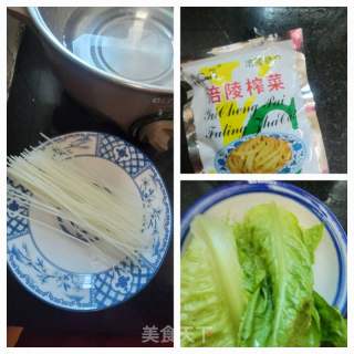 榨菜瘦肉汤米粉的做法步骤：1