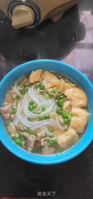 瘦肉油豆腐汤米粉的做法步骤：8