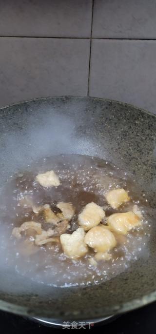瘦肉油豆腐汤米粉的做法步骤：7