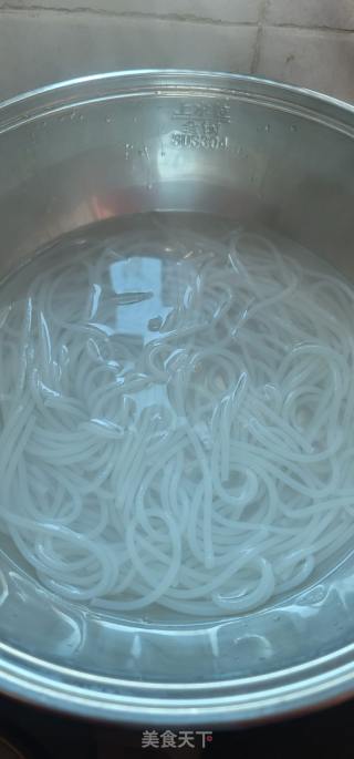 瘦肉油豆腐汤米粉的做法步骤：4