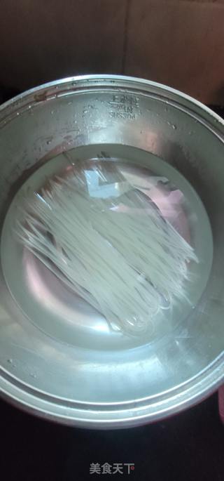 瘦肉油豆腐汤米粉的做法步骤：3