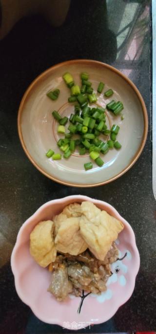 瘦肉油豆腐汤米粉的做法步骤：2
