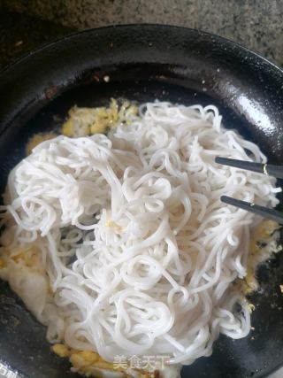 鸡蛋炒粉的做法步骤：3