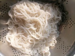 鸡蛋炒粉的做法步骤：1