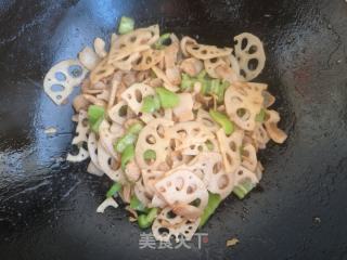 尖椒藕片炒肉的做法步骤：11