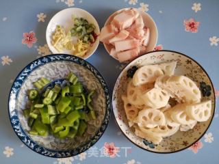 尖椒藕片炒肉的做法步骤：2