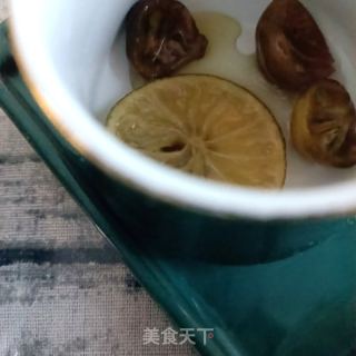“酸甜美食”蜂蜜青柑草莓饮的做法步骤：2