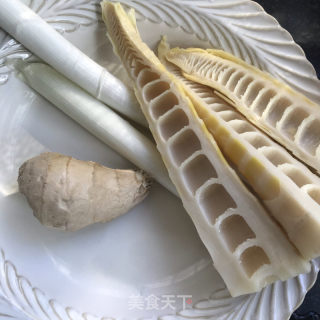 糖醋排骨炖竹笋的做法步骤：2