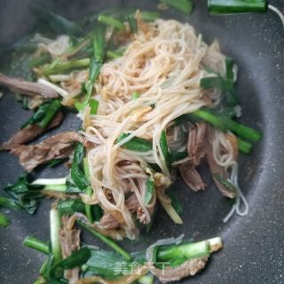 鹅肉时蔬炒米粉的做法步骤：17