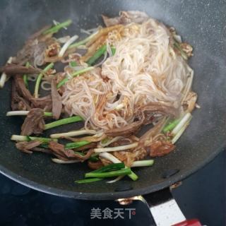 鹅肉时蔬炒米粉的做法步骤：16