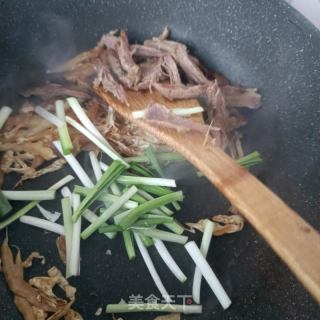 鹅肉时蔬炒米粉的做法步骤：12