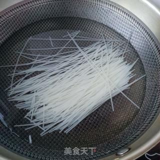 鹅肉时蔬炒米粉的做法步骤：2