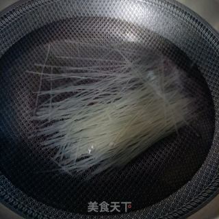 鹅肉时蔬炒米粉的做法步骤：1