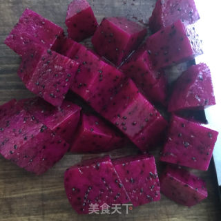 腰果火龙果拌酸奶的做法步骤：4
