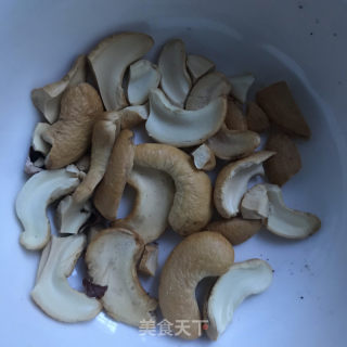 腰果火龙果拌酸奶的做法步骤：2