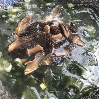 羊肚菌裙带菜汤的做法步骤：9